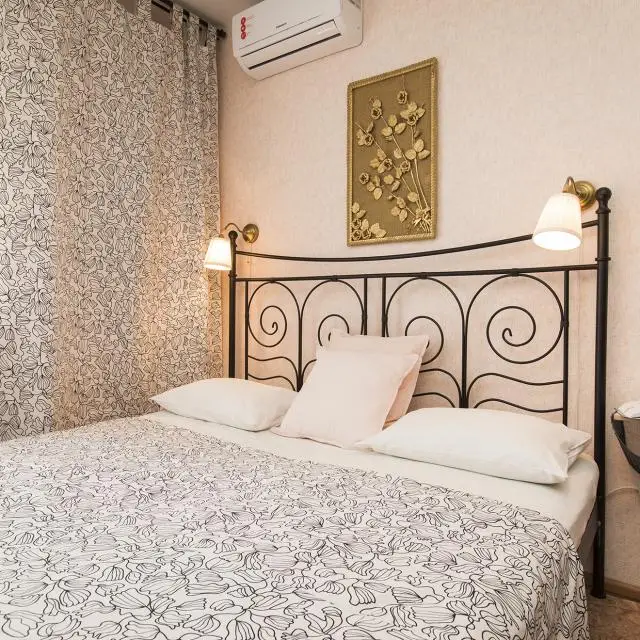 Реальные фото HomeHotel (ХоумОтель) на улице Бурнаковская 97